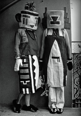 sophie-y-erika-taeuber-vestidas-con-trajes-dada-1922