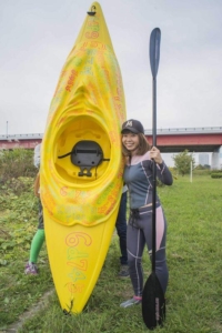 Megumi Igarashi, conocida como Rokudenashiko, posa con su Kayak modelado como su vagina, en el río Tama en Tokio en esta foto del 19 de octubre de 2013