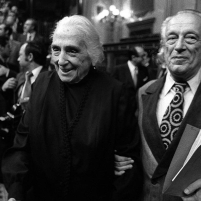 En 1977, Marisa Flórez fotografió a Rafael Alberti en las Cortes del brazo de Dolores Ibárruri, La Pasionaria, que acababa de regresar a España tras casi 40 años de exilio