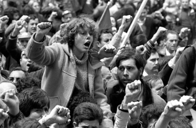 Una joven, puño en alto, en la manifestación del Primero de Mayo de 1978, en Madrid. Marisa Flórez